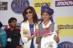 Shilpa Shetty, Raj Kundra play cricket with school kids of Mt Carmel School in Ahmedabad on 10th feb 2010 (8)~0.jpg