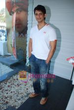 Sharman Joshi at Riyaz Ganji store to promote Toh Baat Pakki in Juhu on 12th Feb 2010 (6).JPG