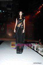 Amruta Patki walks the ramp for designer Nisha Sagar show for Kalaghoda Festival in Kalaghoda on 13th Feb 2010 (36).JPG