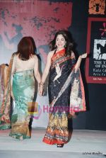 Model walks the ramp for designer Nisha Sagar show for Kalaghoda Festival in Kalaghoda on 13th Feb 2010 (14).JPG