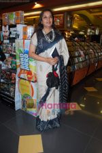 Shabana Azmi at the launch of Kishwar Desai_s book Witness The Night in Landmark, Andheri on 19th Feb 2010 (22).JPG
