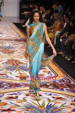 Model walks the ramp for Pria Kataria  Show in Grand Hyatt, Mumbai on 5th March 2010 (73).JPG