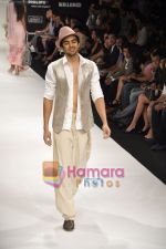 Model walks the ramp for Manish Malhotra Show at LIFW Day 2 in Grand Hyatt, Mumbai on 6th March 2010 (40).JPG