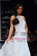 Model walks the ramp for Anita Dongre Show at LIFW 2010 Day 5 in Grand Hyatt, Mumbai on 9th March 2010 (10).JPG