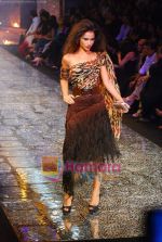 Model walks the ramp for Suneet Verma Show at LIFW 2010 Day 5 in Grand Hyatt, Mumbai on 9th March 2010 (24).JPG