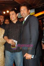 Aamir Khan, Sachin Tendulkar at CNN IBN heroes event in Trident, Mumbai on 10th March 2010 (2).JPG