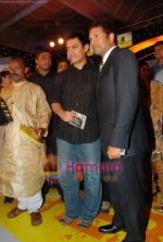Aamir Khan, Sachin Tendulkar at CNN IBN heroes event in Trident, Mumbai on 10th March 2010 (53).JPG