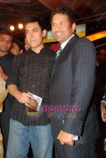 Aamir Khan, Sachin Tendulkar at CNN IBN heroes event in Trident, Mumbai on 10th March 2010 (3).JPG