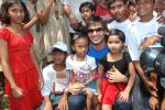 Vivek Oberoi meets Sneha Sadhan children in Andheri on 13th March 2010 (8).JPG