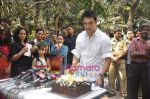 Aamir Khan celebrates 45th birthday with media at his Home in Mumbai on 14th March 2010 (20).JPG