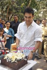 Aamir Khan celebrates 45th birthday with media at his Home in Mumbai on 14th March 2010 (23).JPG
