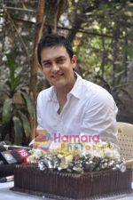 Aamir Khan celebrates 45th birthday with media at his Home in Mumbai on 14th March 2010 (32).JPG