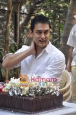 Aamir Khan celebrates 45th birthday with media at his Home in Mumbai on 14th March 2010 (33).JPG