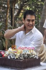 Aamir Khan celebrates 45th birthday with media at his Home in Mumbai on 14th March 2010 (34).JPG