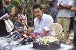 Aamir Khan celebrates 45th birthday with media at his Home in Mumbai on 14th March 2010 (37).JPG
