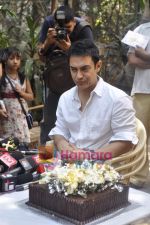 Aamir Khan celebrates 45th birthday with media at his Home in Mumbai on 14th March 2010 (39).JPG