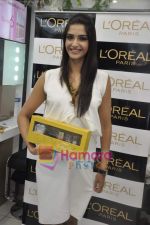 Sonam Kapoor at the launch of Spring Summer 2010 look Golden Girl in Mumbai on 14th March 2010 (17).JPG