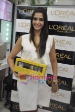 Sonam Kapoor at the launch of Spring Summer 2010 look Golden Girl in Mumbai on 14th March 2010 (18).JPG