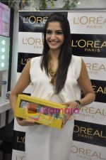 Sonam Kapoor at the launch of Spring Summer 2010 look Golden Girl in Mumbai on 14th March 2010 (19).JPG