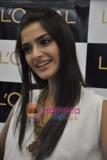 Sonam Kapoor at the launch of Spring Summer 2010 look Golden Girl in Mumbai on 14th March 2010 (27).JPG