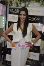 Sonam Kapoor at the launch of Spring Summer 2010 look Golden Girl in Mumbai on 14th March 2010 (33).JPG