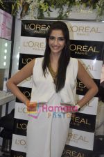 Sonam Kapoor at the launch of Spring Summer 2010 look Golden Girl in Mumbai on 14th March 2010 (39).JPG