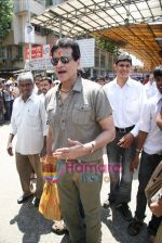 Jeetendra seeks blessing at Siddhivinayak for his film City of Gold in Dadar on 16th March 2010 (3).JPG