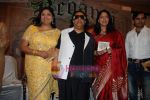 Kavita Krishnamurthy and Ravindra Jain at the launch of Ritu Johri_s album Bengangi in Hotel Sea Princess on 17th March 2010 (10).JPG