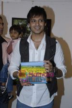 Vivek Oberoi at Dr Batra art exhibition in NCPA on 17th March 2010 (20).JPG
