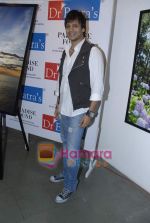 Vivek Oberoi at Dr Batra art exhibition in NCPA on 17th March 2010 (21).JPG