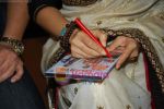Vidya Balan launch DVD of Ishqiya in Reliance Timeout, Bandra on 18th March 2010 (5).JPG