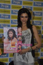 Deepika Padukone unveils People magazine Issue in Crossword, Juhu, Mumbai on 24th March 2010 (11).JPG