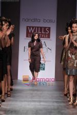 Model walk the ramp for Nandita Basu Show at Wills India Fashion Week 2010 Day 4 on 28th March 2010 (22).JPG