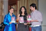 Aruna Irani, Sharman Joshi at the launch of Sharda Sunder_s book in Nehru on 10th April 2010 (20).JPG