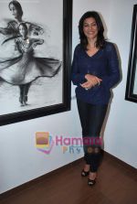 Sushmita Sen at the launch of charcoal exhibition by Gautam Patole in Nehru Centre on 20th April 2010 (10).JPG