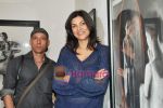 Sushmita Sen at the launch of charcoal exhibition by Gautam Patole in Nehru Centre on 20th April 2010 (14).JPG