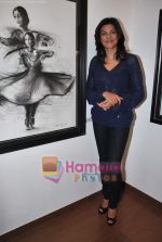 Sushmita Sen at the launch of charcoal exhibition by Gautam Patole in Nehru Centre on 20th April 2010 (9).JPG