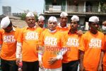 Mahesh Manjrekar promotes City of Gold through dabbawalas in Lower Parel on 21st April 2010 (17).JPG