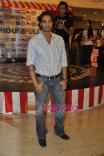 Arjun Rampal at Infiniti Mall in Andheri on 24th April 2010 (4).JPG