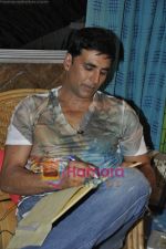 Akshay Kumar visit Housefull Contest Winner Home in Andheri, Mumbai on 24th April 2010 (3).JPG