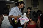 Arjun Rampal visit Housefull Contest Winner Home in Andheri, Mumbai on 24th April 2010 (46).JPG
