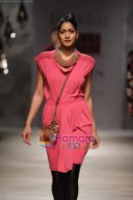Model walk the ramp for Rana Gill at Wills India Fashion Week day 5 on 29th March 2010 (4).JPG