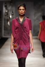 Model walk the ramp for Rana Gill at Wills India Fashion Week day 5 on 29th March 2010 (5).JPG