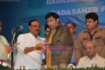 Dev Anand at Dadasaheb Phalke Awards in Bhaidas Hall on 30th April 2010 (7).JPG