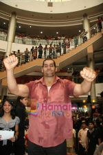 Khali meets fans in Inorbit Mall on 1st May 2010 (25).JPG
