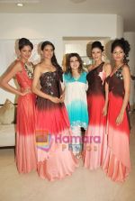 at the Showcase of Archana Kocchar_s collection at Zoya in Warden Road on 7th May 2010 (9).JPG