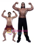 rajpal-yadav-and-Khali in the still from movie Kushti.jpg