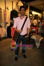 Manish Malhotra at Vero Moda fashion show in Palladium on 8th May 2010 (6).JPG