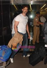 Hrithik Roshan leaves for NY with family last night at 1 am on 12th May 2010 (5).JPG