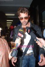 Hrithik Roshan arrives in Mumbai Airport on 19th May 2010 (7).JPG